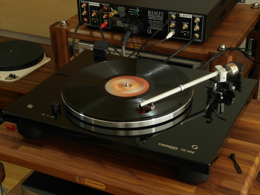 Какие проигрыватели пластинок лучше. Виниловый проигрыватель Thorens. Thorens td209. Thorens td 125. Проигрыватель винила Thorens 125.